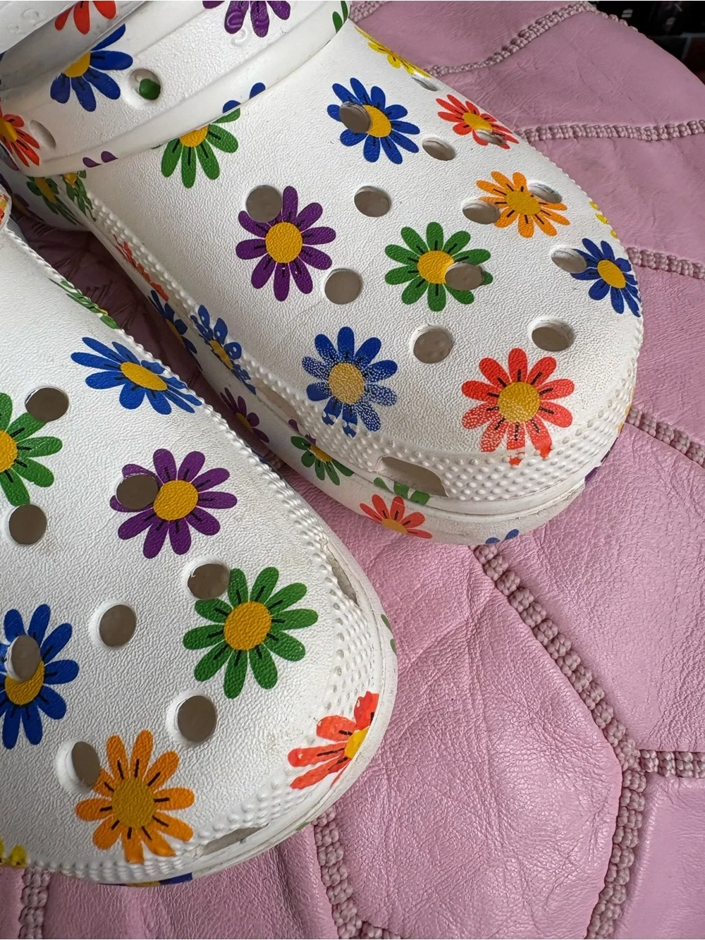 W8 Crocs Classic Clog - White with Multicolor Floral Print - Picture 7 of 8